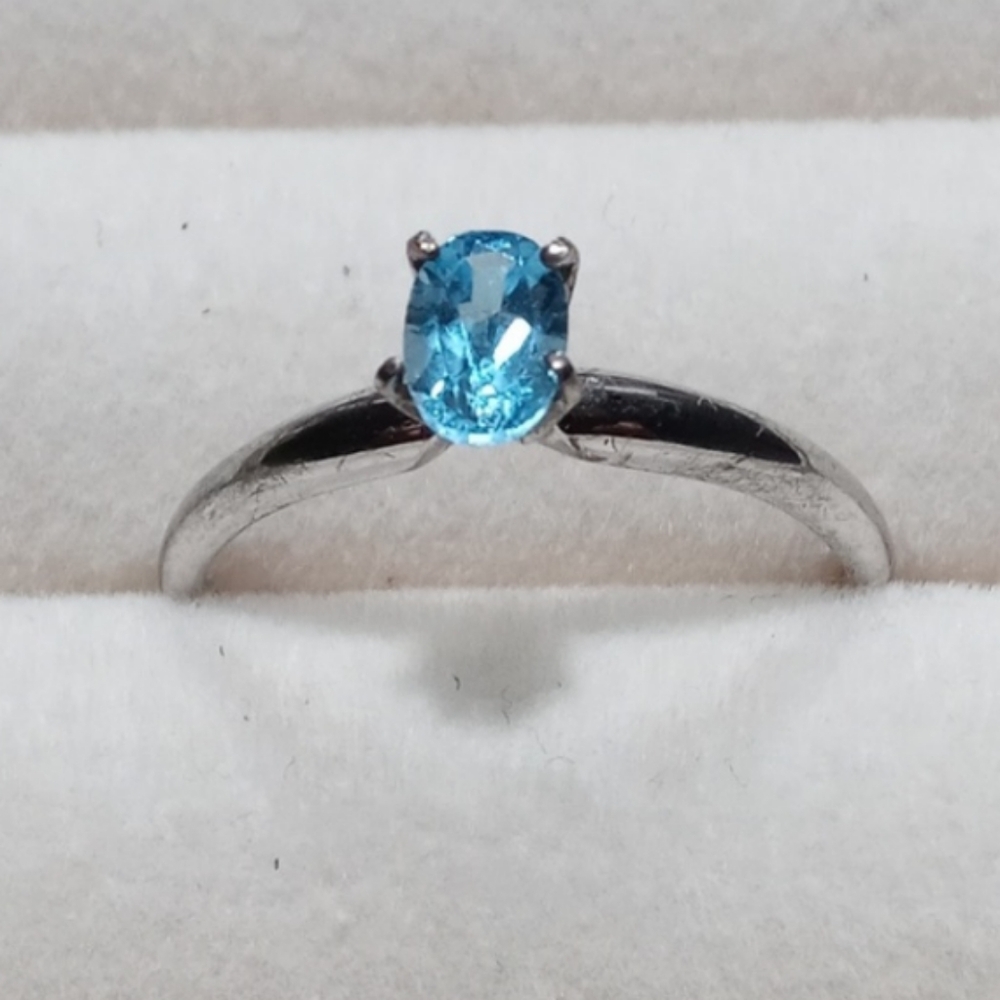 10KT Blue Topaz Solitaire Ring size 7.5
